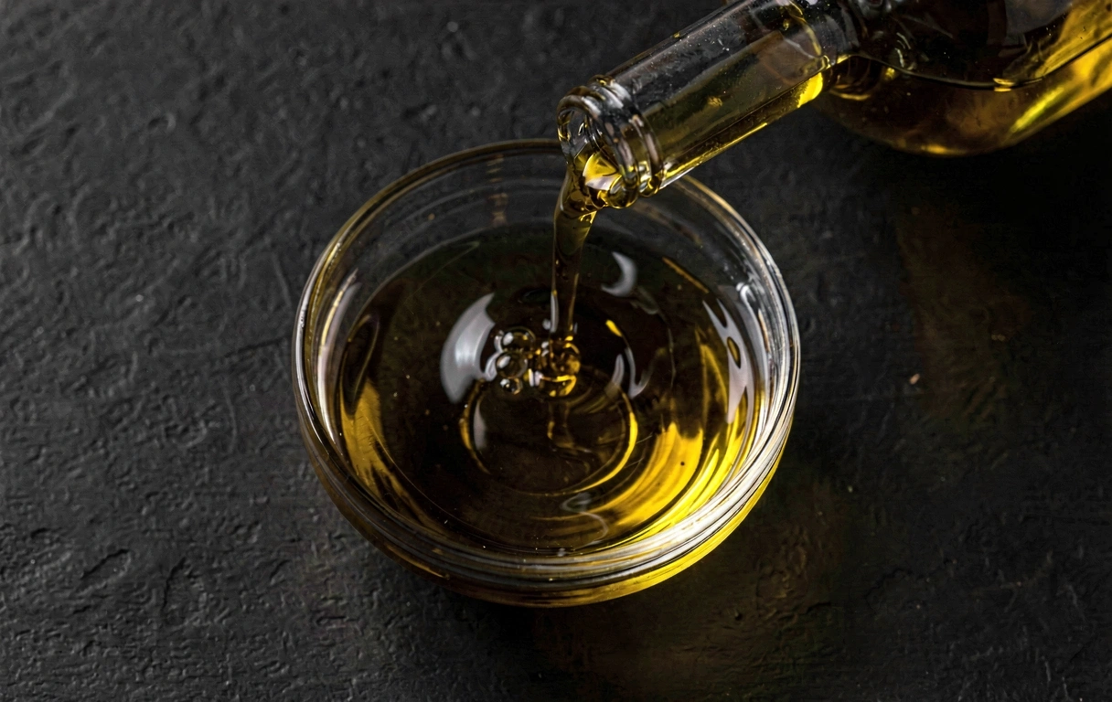 Ελαιόλαδο σε σκούρο φόντο